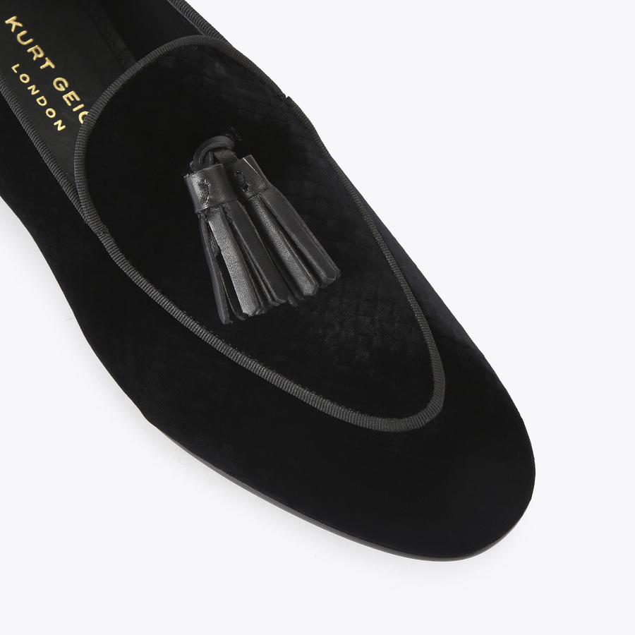 クラシック 184. FURT WANGLER MEMORIAL EDITION BEDFORD TASSEL LOAFER Black Velvet Fabric Loafer by KURT GEIGER LONDON
